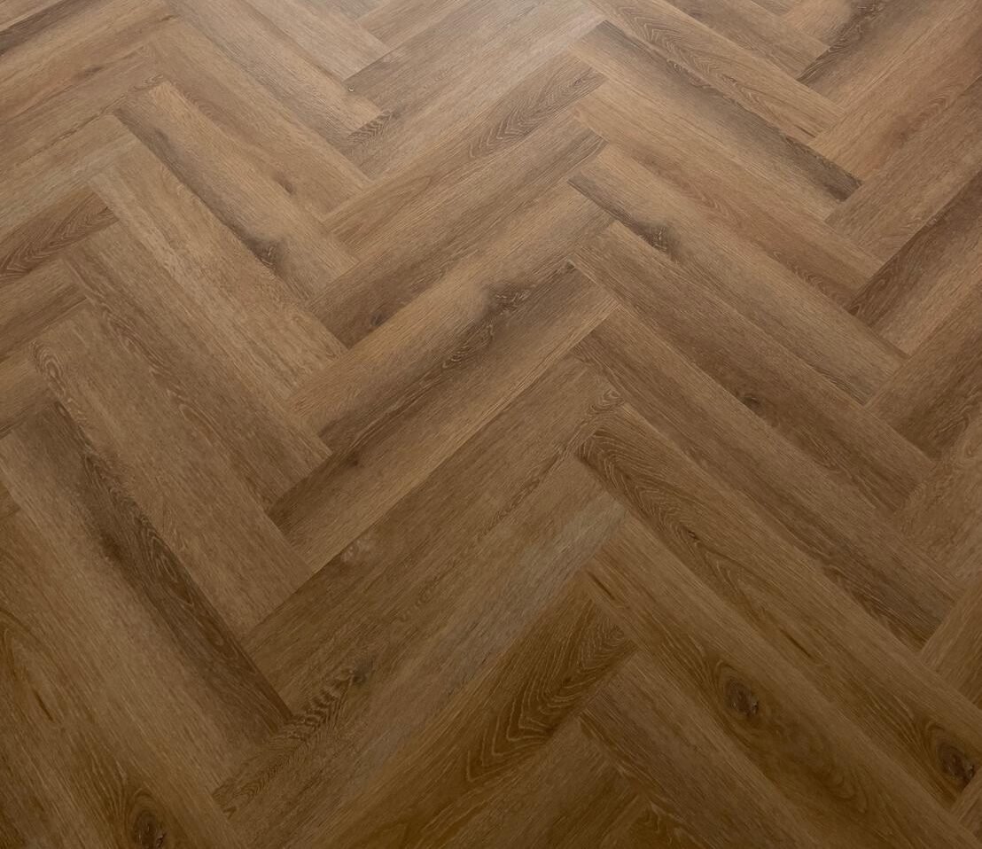 VINILA GRĪDAS SEGUMS SKUJIŅA (HERRINGBONE) - Antique oak 2011H / 6,5 x 128 x 640 mm 33.klase - Image 2